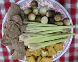 A picture of step 2 of Vegetarian Bún Huế.