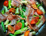 Foto del paso 1 de la receta: Frittata con espárragos, jamón serrano y tomates cherry