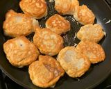 A picture of step 3 of Pan fried promotion cake for lunar new year.
