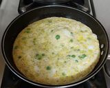 Foto del paso 4 de la receta: Tortilla de huevo con chícharos