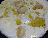Foto del paso 1 de la receta: Huevo con salsa cremosa de ajo