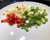 Foto langkah ke 4 dari resep Babi goreng cabai garam dengan daun bawang.