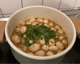 Foto del paso 5 de la receta: Tom Kha Goong (ต้มยำกุ้ง) (Sopa picante Thai con gambas)