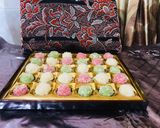 A picture of step 6 of Colourful coconut balls.