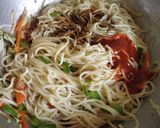चायनीज वेज हाक्का नुडल्स (Chinese hakka noodle recipe in marathi) रेसिपी स्टेप 3 फोटो 