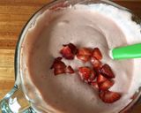 Foto del paso 3 de la receta: Helado de frutilla a la crema