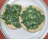 Foto del paso 5 de la receta: Tostadas de salmón con kale y aguacate