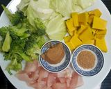 รูปขั้นตอนการทำที่ 1 ของ มิโซะซุปผักและฟักทองใส่อกไก่