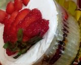 صورة لخطوة 4 من وصفة تحلية كيك الفانيليا بالفراولة والشوكولاته 🍓