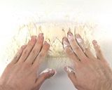 Foto del paso 4 de la receta: Masa de pizza fina sin levadura y sin reposo muy fácil (aromatizada) + trucos
