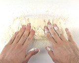 Foto del paso 4 de la receta: Masa de pizza fina sin levadura y sin reposo muy fácil (aromatizada) + trucos
