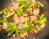 Foto langkah ke 3 dari resep Tumis Brokoli Bakso Jamur.