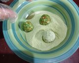 Foto langkah ke 4 dari resep Bola Crackers Matcha.