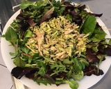 Une image de l'étape 6 de Salade de poulet aux tomates, courgette et jeunes pousses sauce ciboulette olive.