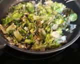 Foto del paso 1 de la receta: Ensalada tibia de lechugas con piñones y semillas de lino dorado