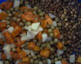 Foto del paso 3 de la receta: Ensalada Primavera Con lentejas, Arroz Y Nuggets 🍚🥕