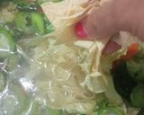 Foto langkah ke 4 dari resep Mie Sop Kembang Tahu.