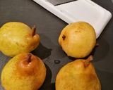 Une image de l'étape 1 de Carpaccio de poire aux éclats de noisettes et chocolat.