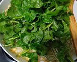 Foto langkah ke 3 dari resep Mie Tumis Bayam Brazil.