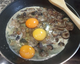 Foto del paso 4 de la receta: Revuelto de surtido de setas con cinco variedades