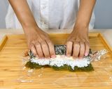 Foto langkah ke 3 dari resep Sushi Roll.