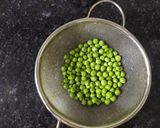 A picture of step 1 of Green peas curry.