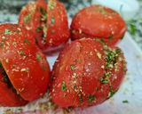 صورة لخطوة 3 من وصفة طماطم🍅 بالثوم والكزبرة، مقبلات سهلة جربيها👌