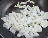 Foto del paso 3 de la receta: 🍳🍷 Tortilla de repollitos de Bruselas, cebolla, jamón, al aroma de vino blanco 🍷🍳