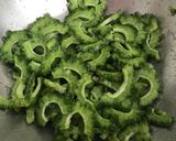 รูปขั้นตอนการทำที่ 1 ของ มะระญี่ปุ่นเห็ดหูหนูผัดไข่