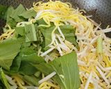 Gambar langkah 3 resipi 👩‍🍳Mee Goreng Cendawan Sosej.