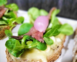 Foto del paso 4 de la receta: Tosta de camembert, canónigos y anchoas