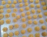 Foto langkah ke 3 dari resep Kue Semprit mawar klasik.