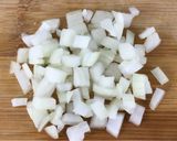 Une image de l'étape 2 de Feijão Tropeiro - Haricots Brésilien.