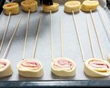 Foto del paso 1 de la receta: Piruletas de hojaldre de jamón y queso