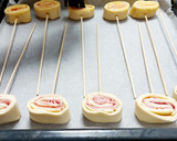 Foto del paso 1 de la receta: Piruletas de hojaldre de jamón y queso