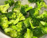 Foto langkah ke 3 dari resep Blanched Broccoli with Garlic and Cashew.