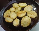 बटाटा पिझ्झा (Batata Pizza Recipe In Marathi) रेसिपी स्टेप 4 फोटो 