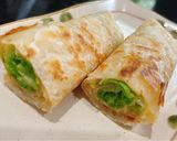 Hình bước làm 2 của món Bánh paratha cuộn xà lách & phomai