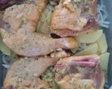 Foto del paso 4 de la receta: Pollo al limón y mantequilla con cama de cebolla y patatas al orégano