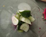 Foto langkah ke 2 dari resep Jus Buah Naga Timun.