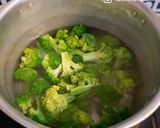 Foto langkah ke 3 dari resep Brokoli Sosis Saus Tiram.