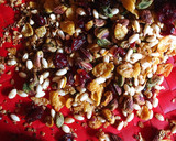 Foto del paso 2 de la receta: Granola de pistachos y arándanos a la sartén
