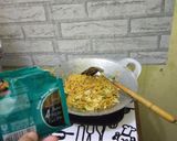 Foto langkah ke 5 dari resep Mi Goreng Kuning.