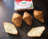Foto del paso 1 de la receta: Mini cruasanes tostados con atún y queso