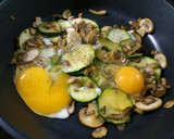 Foto del paso 2 de la receta: Revuelto champiñones, setas y calabacín 🍄🥒