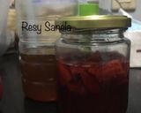 Foto langkah ke 5 dari resep Fermentasi Madu Strawberry.
