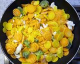 Fűszeres csirkeszárnyak hagyma ágyon fahéjas almával besütve recept fázis 6 fotója