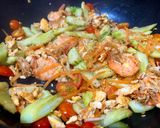 รูปขั้นตอนการทำที่ 4 ของ รวมมิตรผัดไข่กุ้งสด