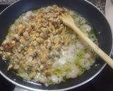 Foto del paso 5 de la receta: Cazuela de gulas con gambas y almejas al ajillo