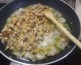 Foto del paso 5 de la receta: Cazuela de gulas con gambas y almejas al ajillo